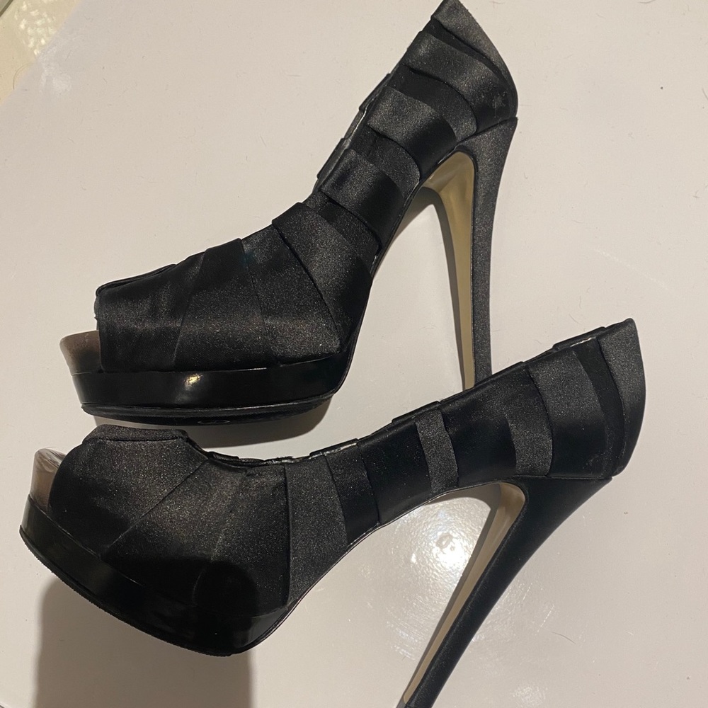 BCBG maxaria size 7 stilettos platform